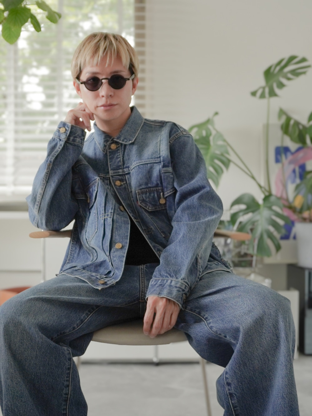 「セットアップ、デニム、sacai×levis、サングラス、デニムジャケット、バギーパンツ、タンクトップ」｜「Sacaiのアイテム（デニムジャケット、ブルー系）」を使った、Mr.Okadaさん（メンズ・168cm）の春コーディネートの1枚目の写真