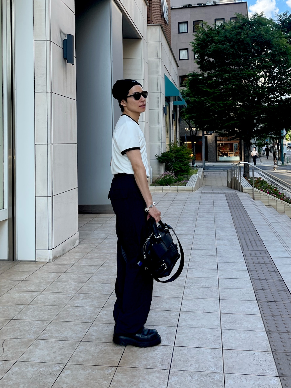 「モノトーン、ナイキ、ニット帽、BOTTEGA VENETA、ブーツ、サングラス、Tシャツ、スラックス、PRADA、シェーヌダンクル、HERMES」｜「BOTTEGA VENETAのアイテム（ショルダーバッグ、ブラック系）」を使った、Mr.Okadaさん（メンズ・168cm）の夏コーディネートの1枚目の写真