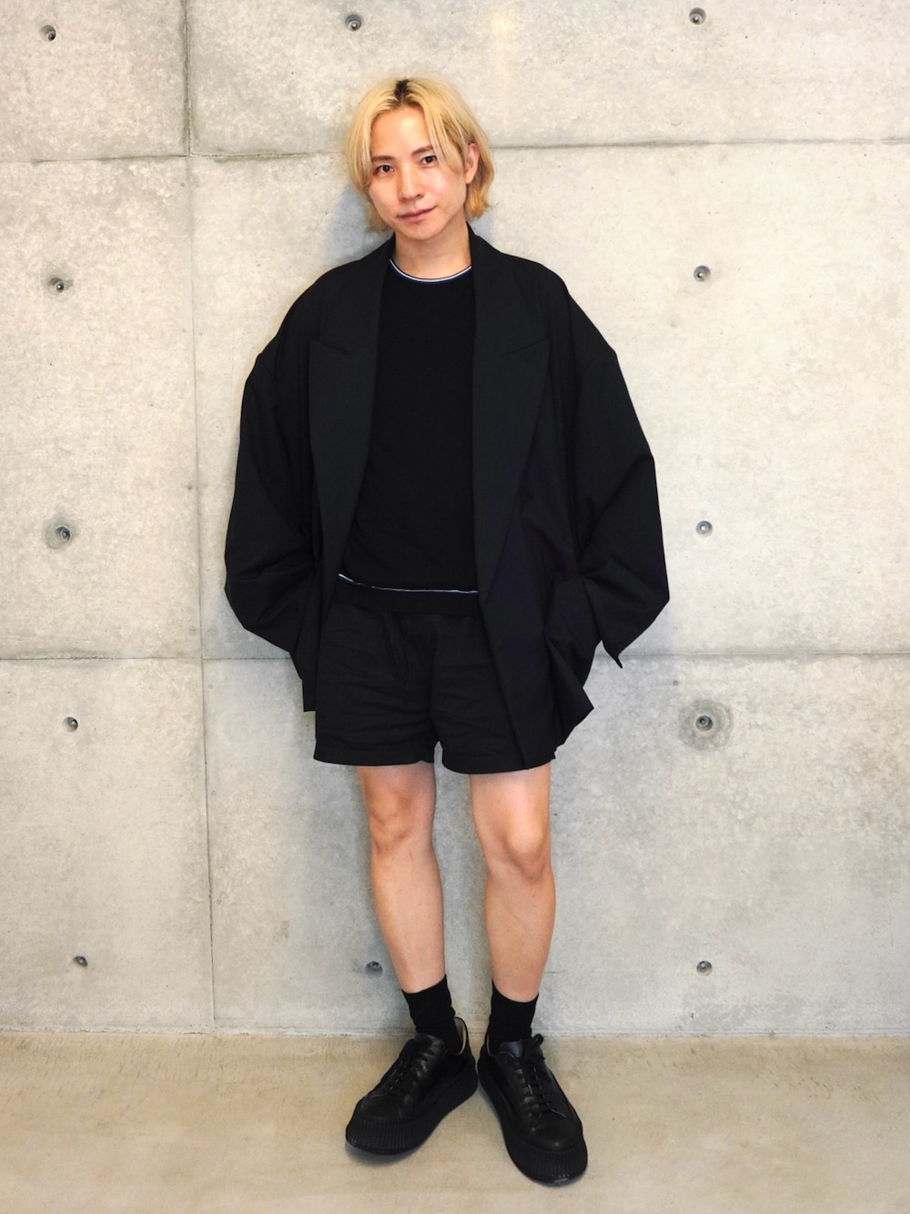 「モノトーン、プチプラ、大人カジュアル、休日コーデ、ニットTシャツ、ハーフパンツ、低身長コーデ、ジャケット、ジェンダーレス、金髪、オーバーサイズ、ユニクロ、シンプルコーデ、30代コーデ、カジュアルコーデ」｜「H&Mのアイテム（その他パンツ、ブラック系）」を使った、Mr.Okadaさん（メンズ・168cm）の夏コーディネートの1枚目の写真