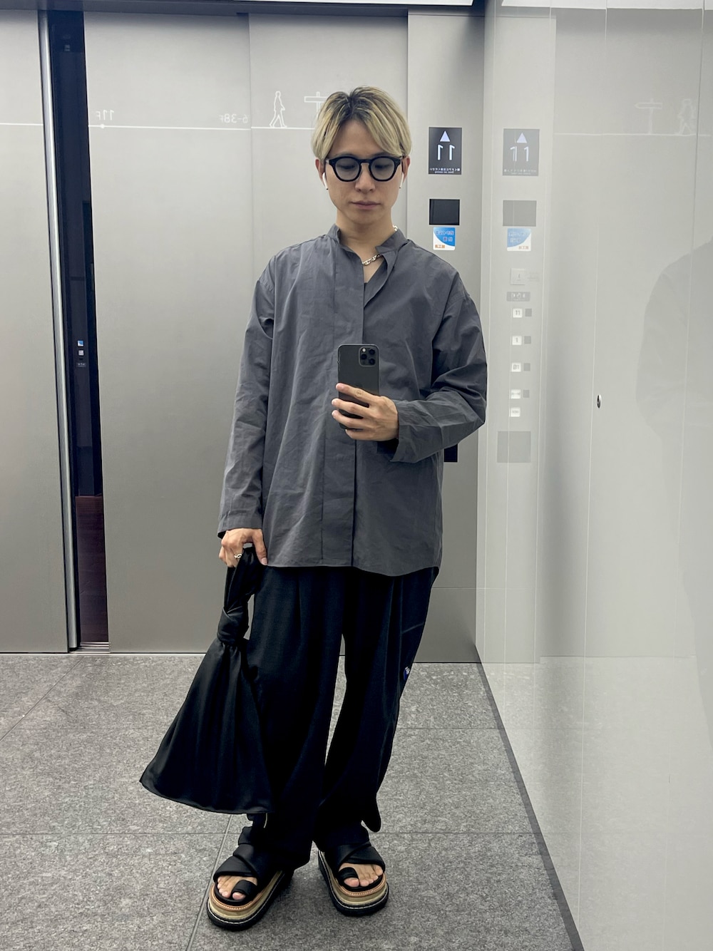 「シャツスタイル、オトナカジュアル、キレイめ、シャツ、ZARA、sacai、BOTTEGA VENETA、ポステレガント、HERMES、シェーヌダンクル、メガネ男子、眼鏡」｜「OLIVER PEOPLESのアイテム（メガネ、ブラック系）」を使った、Mr.Okadaさん（メンズ・168cm）の夏コーディネートの1枚目の写真