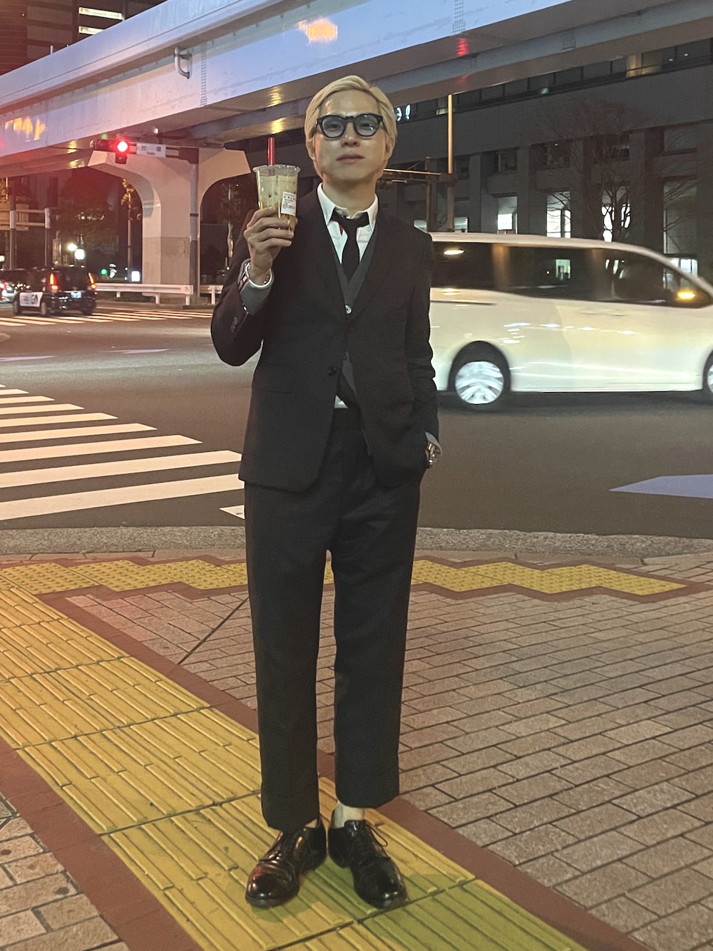 「スーツスタイル、THOMBROWNE、黒縁メガネ、金髪、ほめられ本命コーデ、春、おしゃれさんと繋がりたい、低身長コーデ、グレー、シンプル、ootd、シンプルコーデ、セットアップ、スラックス、フォローミー」｜「THOM BROWNEのアイテム（テーラードジャケット、グレー系）」を使った、Mr.Okadaさん（メンズ・168cm）の冬コーディネートの1枚目の写真