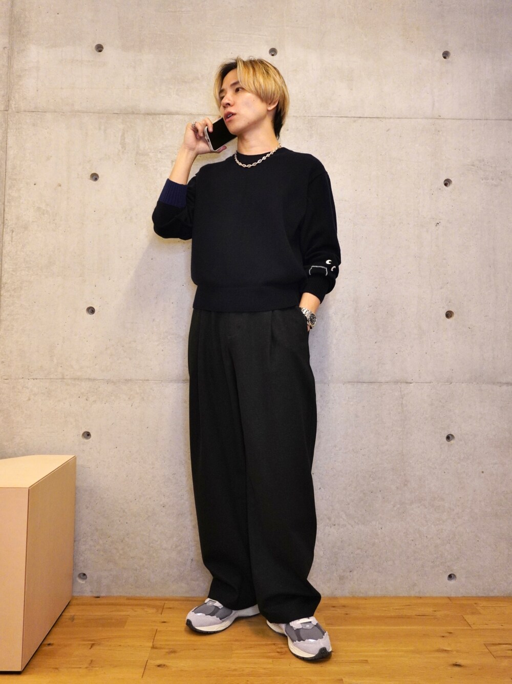 「大人カジュアル、ワイドパンツ、低身長コーデ、プチプラ、ニューバランス、ユニクロ、UNIQLO、スニーカー」｜「UNIQLOのアイテム（スラックス、グレー系）」を使った、Mr.Okadaさん（メンズ・168cm）の冬コーディネートの1枚目の写真