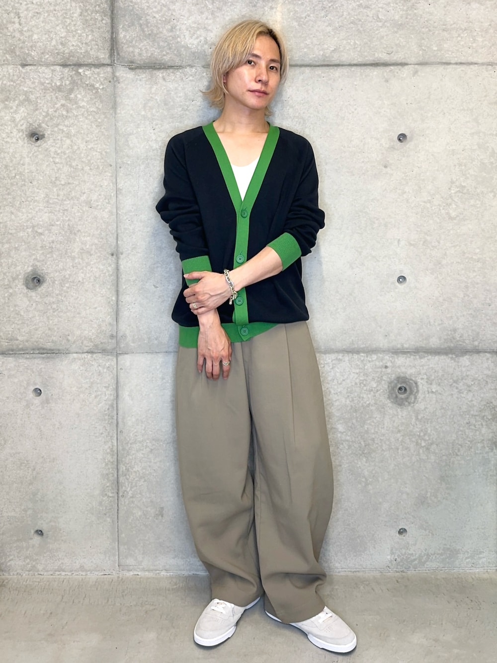 「休日スタイル、低身長コーデ、カーディガン、メンズファッション、jjjjound、シンプルコーデ、大人カジュアル、スニーカー、モノトーン」｜「ZARAのアイテム（チノパンツ、ベージュ系）」を使った、Mr.Okadaさん（メンズ・168cm）の夏コーディネートの1枚目の写真