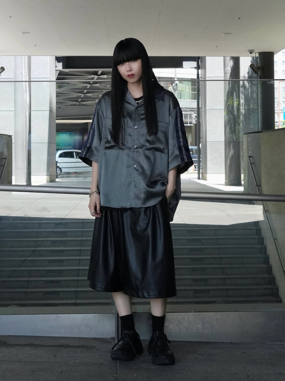 「CASPER JOHNのStriped crepe satin bowling shirts/楊柳サテンボーリングシャツ（シャツ/ブラウス、グレー系）」を使った、sayacasperjohnさん（レディース・160cm）の夏コーディネートの1枚目の写真