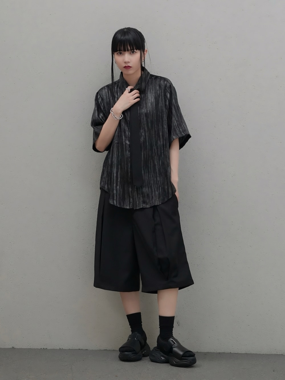 「CASPER JOHNのVarious loose shirts -striped crepe- /バリアスルーズシャツ -楊柳-（シャツ/ブラウス、ブラック系）」を使った、sayacasperjohnさん（レディース・160cm）の夏コーディネートの1枚目の写真