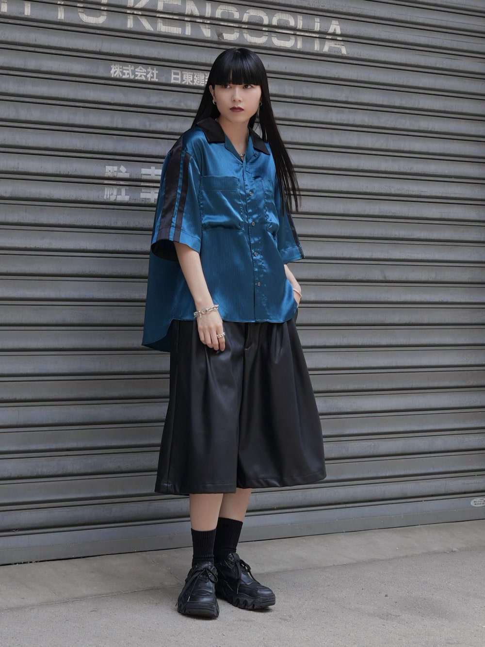 「CASPER JOHNのStriped crepe satin bowling shirts/楊柳サテンボーリングシャツ（シャツ/ブラウス、ブルー系）」を使った、sayacasperjohnさん（レディース・160cm）の夏コーディネートの1枚目の写真