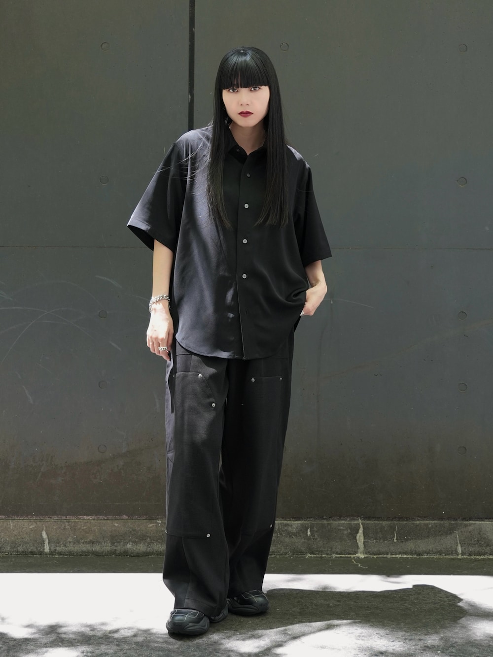 「CASPER JOHNのVarious loose shirts -cool touch fabric- /バリアスルーズシャツ -クールタッチファブリック-（シャツ/ブラウス、ブラック系）」を使った、sayacasperjohnさん（レディース・160cm）の夏コーディネートの1枚目の写真