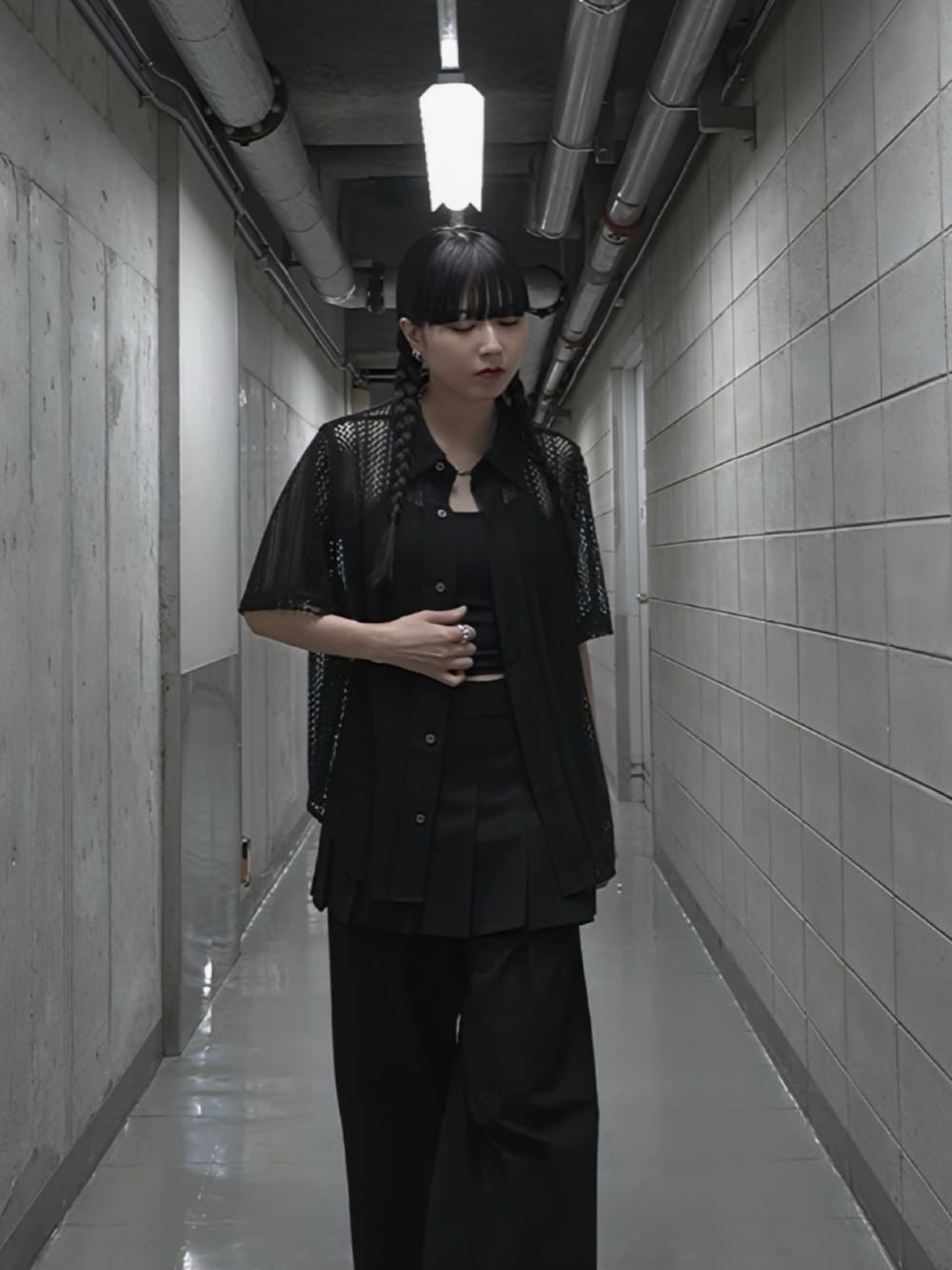 「CASPERJOHN、ブラックコーデ、レイヤードスタイル、レースシャツ」｜「CASPER JOHNのVarious loose shirts -lace- /バリアスルーズシャツ -レース-（シャツ/ブラウス、ブラック系）」を使った、sayacasperjohnさん（レディース・160cm）の春コーディネートの1枚目の写真