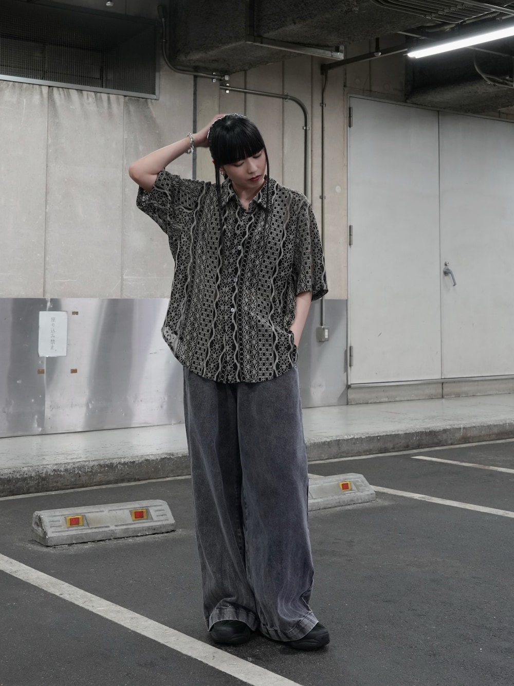 「メンズライク、CASPER JOHN、レースシャツ、透け感、バギーデニム、バギーパンツ、メンズライクコーデ、ワイドパンツ、シャツスタイル、夏ファッション、オトナカジュアル、初夏コーデ」｜「CASPER JOHNのVarious loose shirts -high lace- /バリアスルーズシャツ -ハイレース-（シャツ/ブラウス、ブラック系）」を使った、sayacasperjohnさん（レディース・160cm）の春コーディネートの1枚目の写真