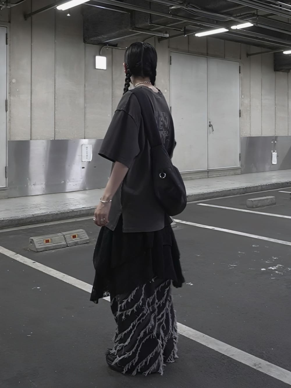 「ショルダーバッグ、パンツコーデ、レイヤードスタイル、ブラックコーデ、フリンジデニム、Tシャツ、プリントT、メンズライク、オーバーサイズ、ビッグシルエット、フリンジ」｜「CASPER JOHNのPigment big print T-shirts/ピグメントビッグプリントTシャツ（Tシャツ/カットソー、ブラック系）」を使った、sayacasperjohnさん（レディース・160cm）の春コーディネートの1枚目の写真