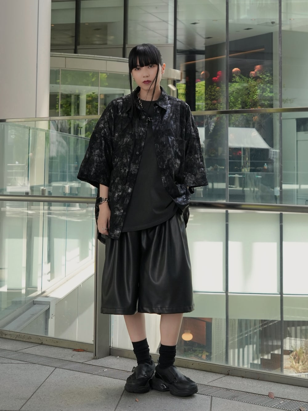 「CASPER JOHNのWasher paint over shirts/ワッシャーペイントオーバーシャツ（シャツ/ブラウス、ブラック系）」を使った、sayacasperjohnさん（レディース・160cm）の春コーディネートの1枚目の写真
