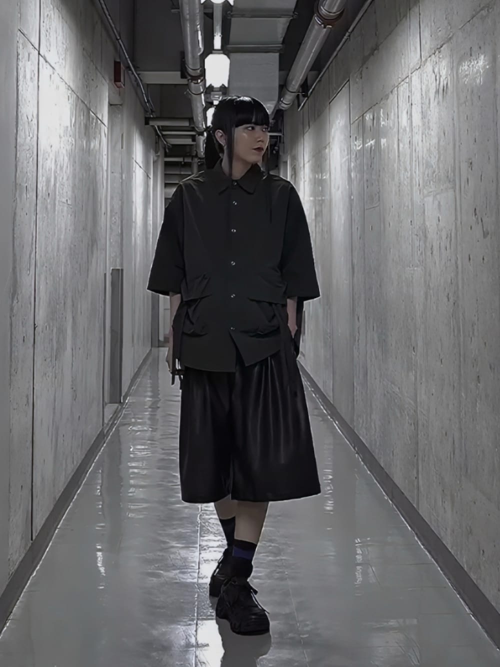 「モードストリート、ハーフパンツ、モード、ブラックコーデ、メンズライク」｜「CASPER JOHNのRipstop parachute shirts/リップストップパラシュートシャツ（シャツ/ブラウス、ブラック系）」を使った、sayacasperjohnさん（レディース・160cm）の春コーディネートの1枚目の写真