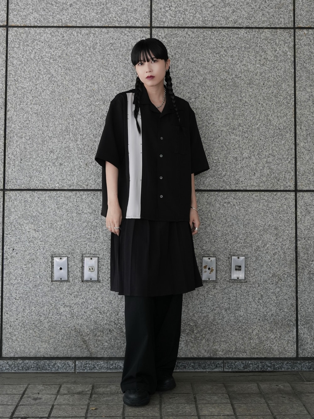 「CASPER JOHNのLine switch high drape shirts/ラインスイッチハイドレープシャツ（シャツ/ブラウス、ブラック系）」を使った、sayacasperjohnさん（レディース・160cm）の夏コーディネートの1枚目の写真