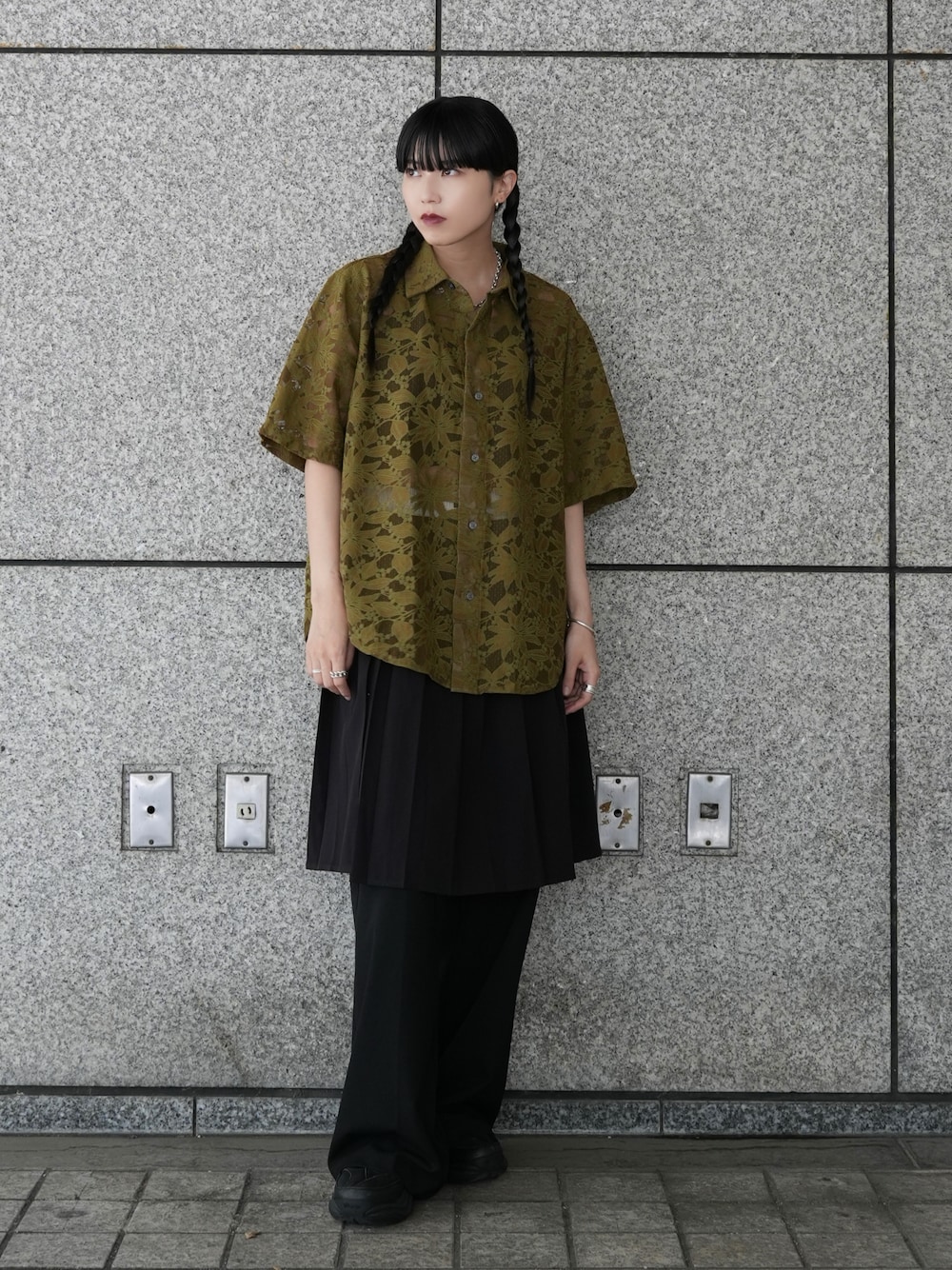 「CASPER JOHN、レースシャツ、透け感、レイヤードスタイル、モード、モードストリート、メンズライク」｜「CASPER JOHNのVarious loose shirts -high lace- /バリアスルーズシャツ -ハイレース-（シャツ/ブラウス、グリーン系）」を使った、sayacasperjohnさん（レディース・160cm）の夏コーディネートの1枚目の写真