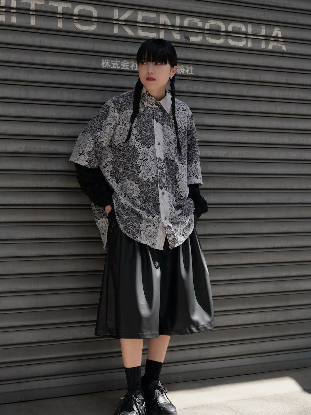 「レイヤードスタイル、夏コーデ、モードストリート、モード、ハーフパンツ、モノトーンコーデ」｜「CASPER JOHNのVarious loose shirts -high lace- /バリアスルーズシャツ -ハイレース-（シャツ/ブラウス、ホワイト系）」を使った、sayacasperjohnさん（レディース・160cm）の春コーディネートの1枚目の写真