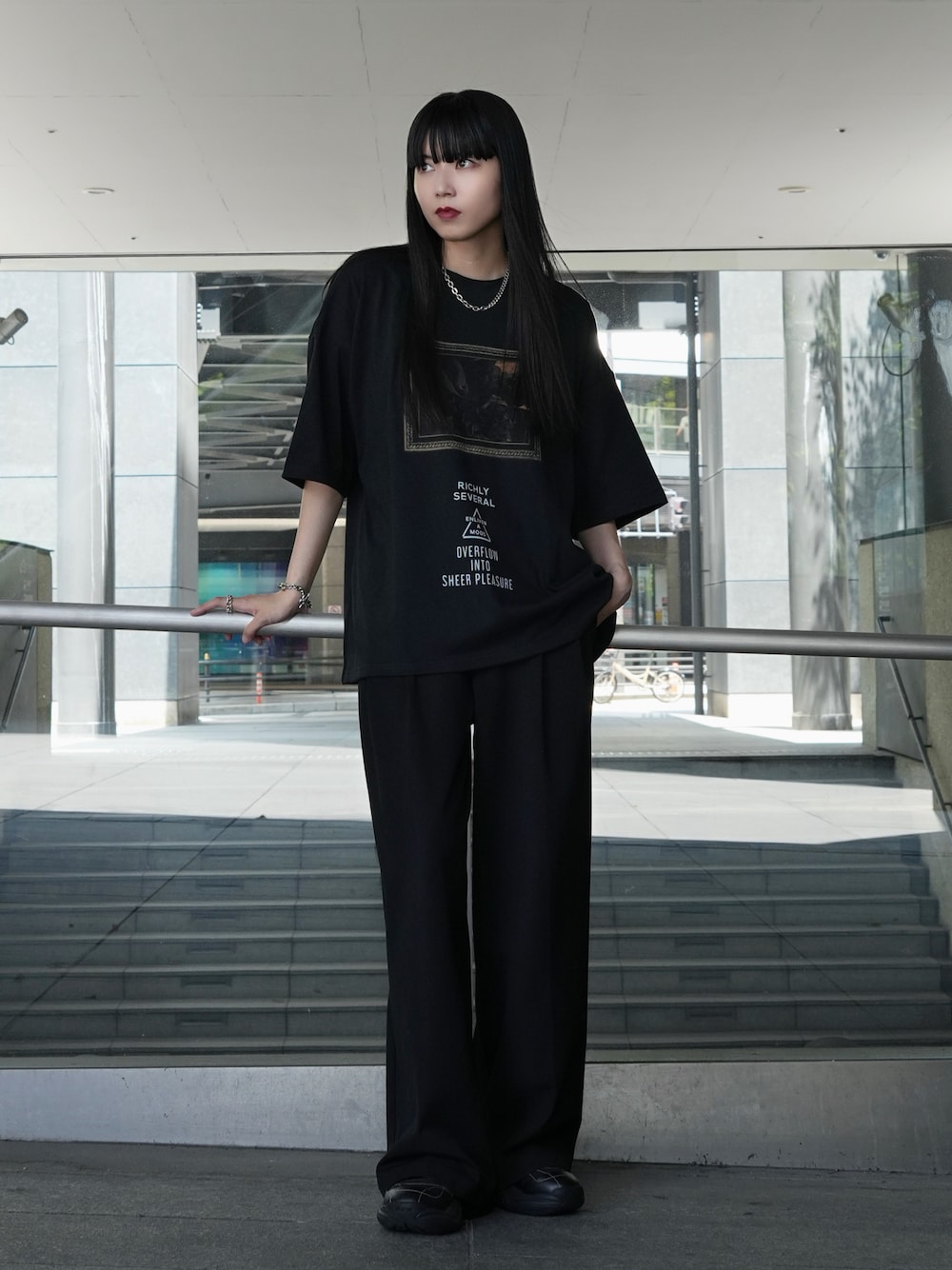 「CASPER JOHNの【COOL TOUCH FABRIC】Outlaw graphic T-shirts/アウトローグラフィックTシャツ（Tシャツ/カットソー、ブラック系）」を使った、sayacasperjohnさん（レディース・160cm）の夏コーディネートの1枚目の写真