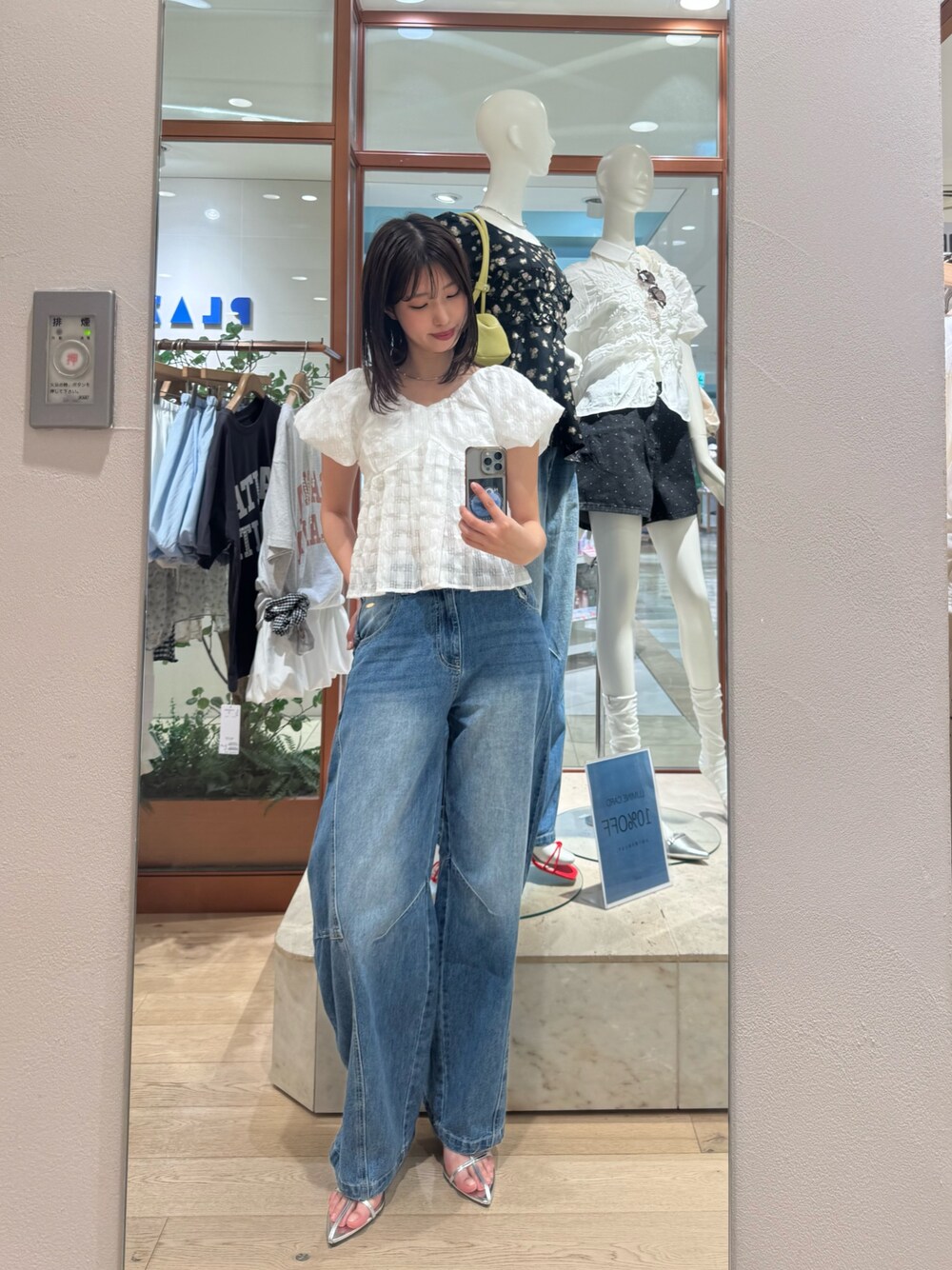 ホワイト系のシャツ/ブラウス、ブルー系のデニムパンツを着用したレディースの春コーディネートの1枚目の写真