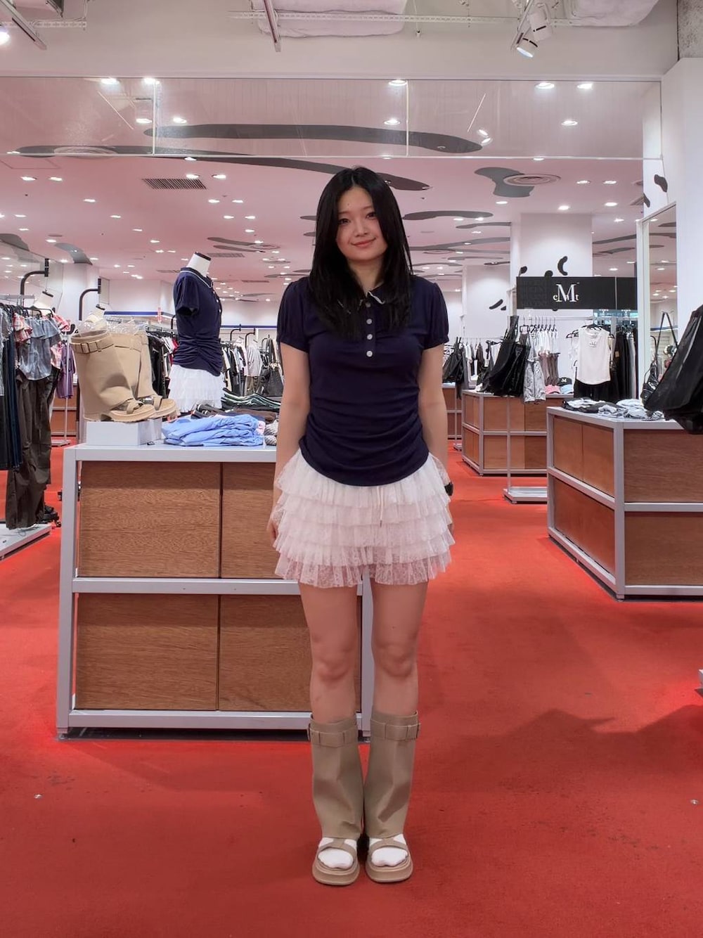 ホワイト系のその他パンツ、ベージュ系のサンダル、ブルー系のTシャツ/カットソーを着用したレディースの夏コーディネートの1枚目の写真