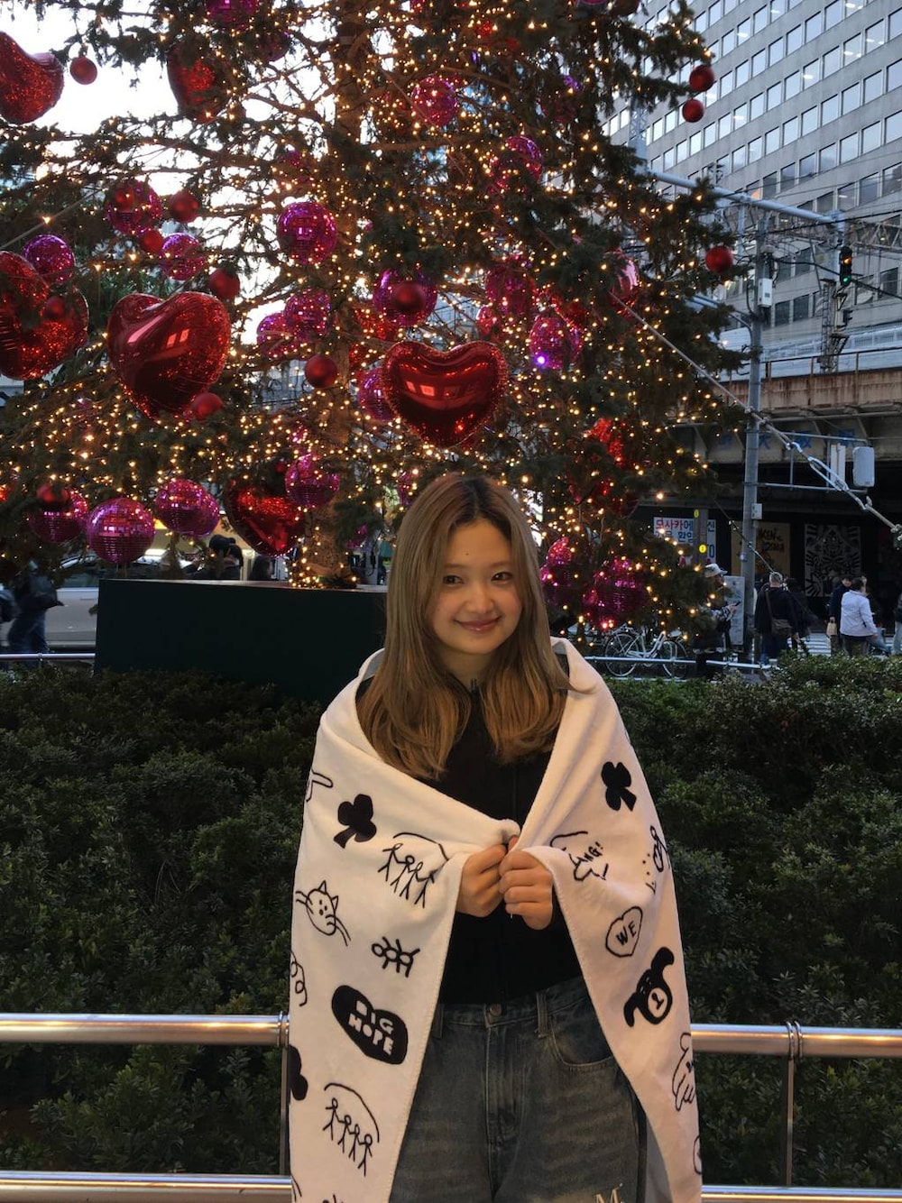 ブルー系のデニムパンツ、ホワイト系のブランケットを着用したレディースの冬コーディネートの1枚目の写真