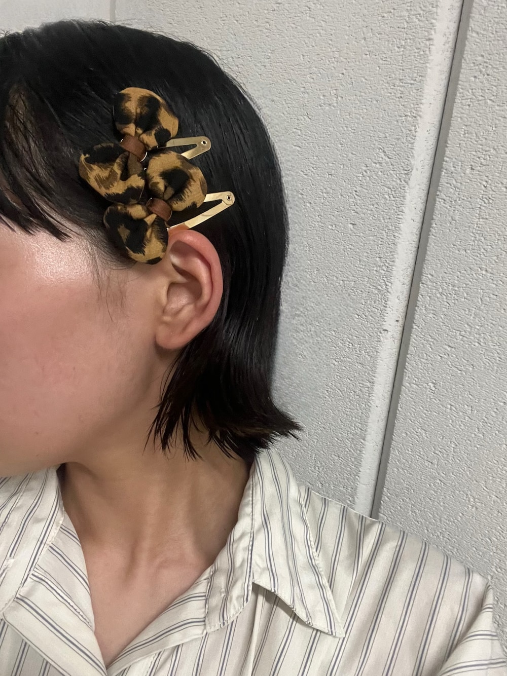 ブラウン系のヘアピンを着用したレディースの秋コーディネートの1枚目の写真