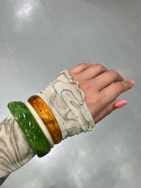 「SMELLY（スメリー）の2セットジュシバングル（ブレスレット、ブラウン系）」を使った、藤井さん。さん（レディース・164cm）の夏コーディネート