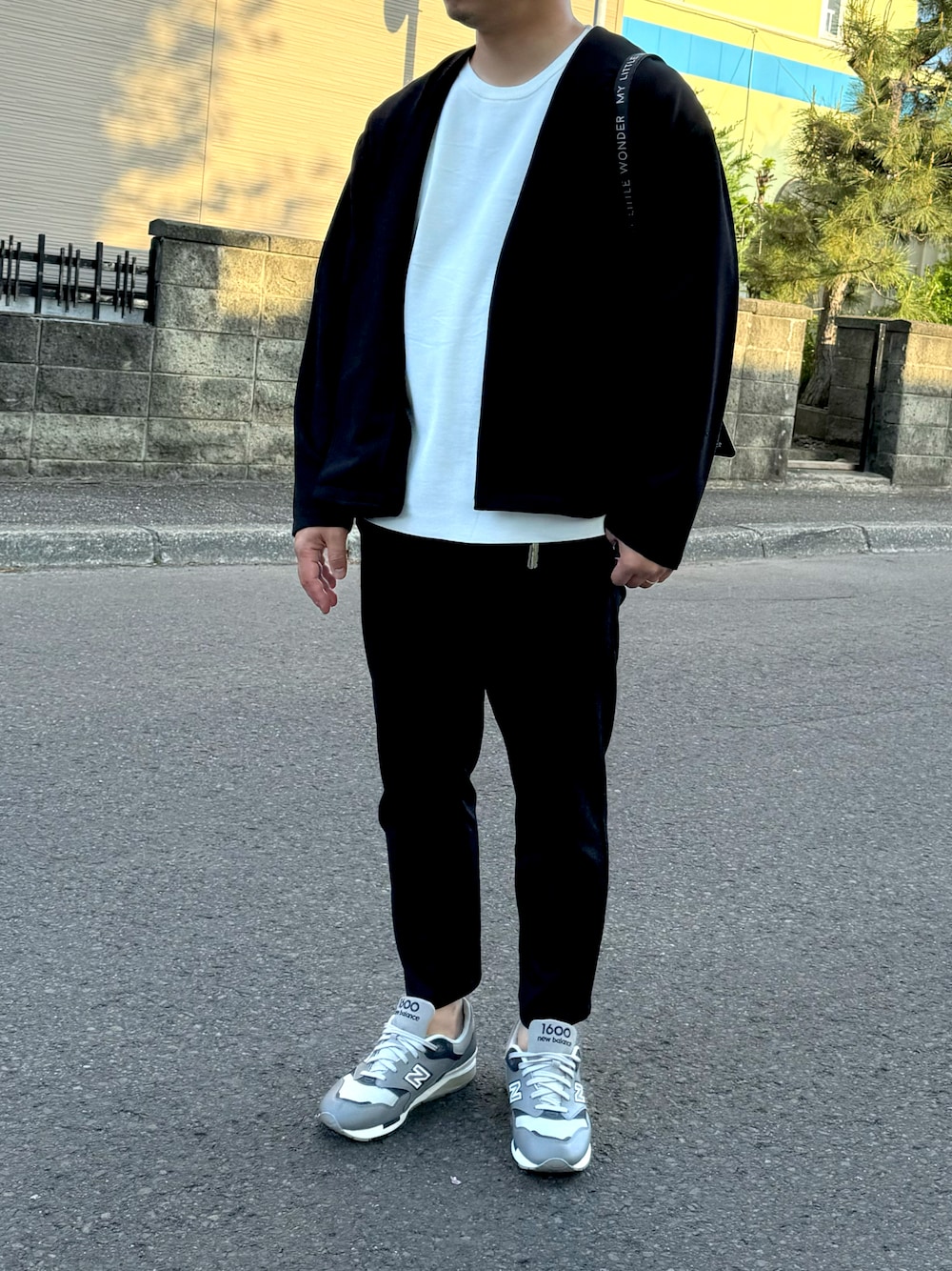 「きれいめカジュアル、シンプルコーデ、スニーカー、メンズファッション、春、40代ファッション、おしゃれさんと繋がりたい、wws、New Balance」｜「Loungewear tokyoの【セットアップ】 カットジョーゼット ノーカラージャケット × ワンタックトラウザース（セットアップ、ブラック系）」を使った、おしゃれ交番さん（骨格ストレート・メンズ・169cm）の春コーディネートの1枚目の写真