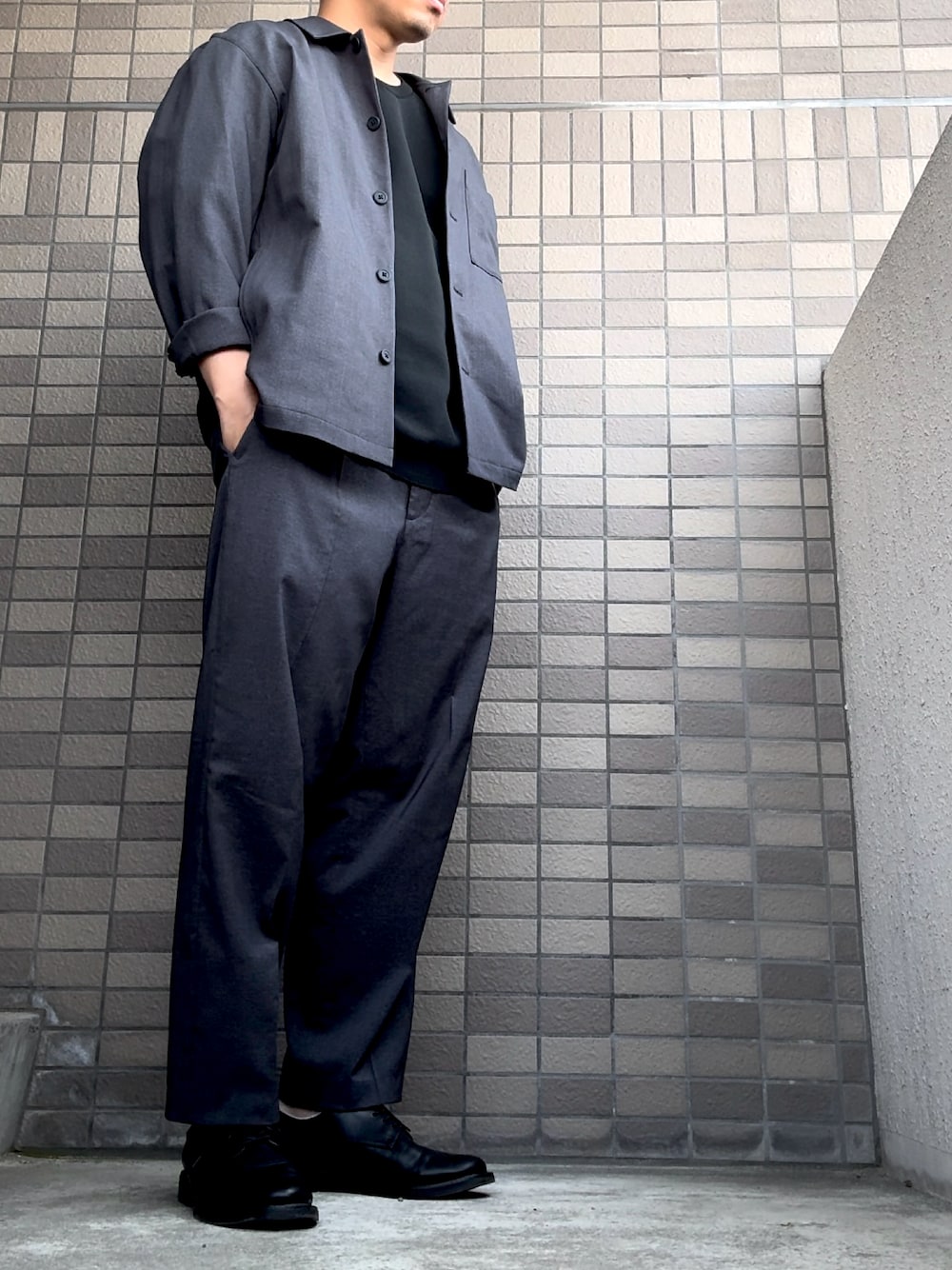 「きれいめカジュアル、シンプルコーデ、大人カジュアル、メンズファッション、大人コーデ、黒、今日のコーデ、UNIQLO、ジャケット、wws、シンプル」｜「UNIQLOのアイテム（セットアップ、グレー系）」を使った、おしゃれ交番さん（骨格ストレート・メンズ・169cm）の春コーディネートの1枚目の写真