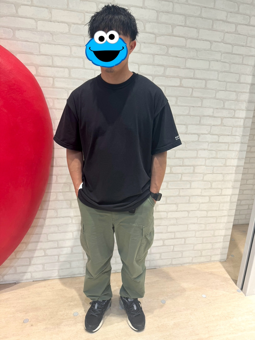 「シンプルコーデ、きれいめカジュアル、スニーカー、低身長コーデ、お出かけコーデ、wtaps、supreme、ennoy」｜「WTAPSのアイテム（Tシャツ/カットソー、ブラック系）」を使った、おしゃれ交番さん（骨格ストレート・メンズ・169cm）の春コーディネートの1枚目の写真