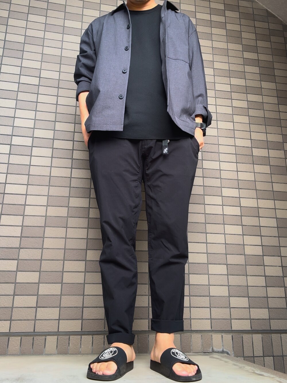 「プチプラ、モノトーン、シンプルスタイル、大人コーデ、シャツスタイル、低身長コーデ、UNIQLO、ユニクロ、サンダル、グラミチ、休日スタイル」｜「パリサンジェルマンのアイテム（サンダル、ブラック系）」を使った、おしゃれ交番さん（骨格ストレート・メンズ・169cm）の夏コーディネートの1枚目の写真