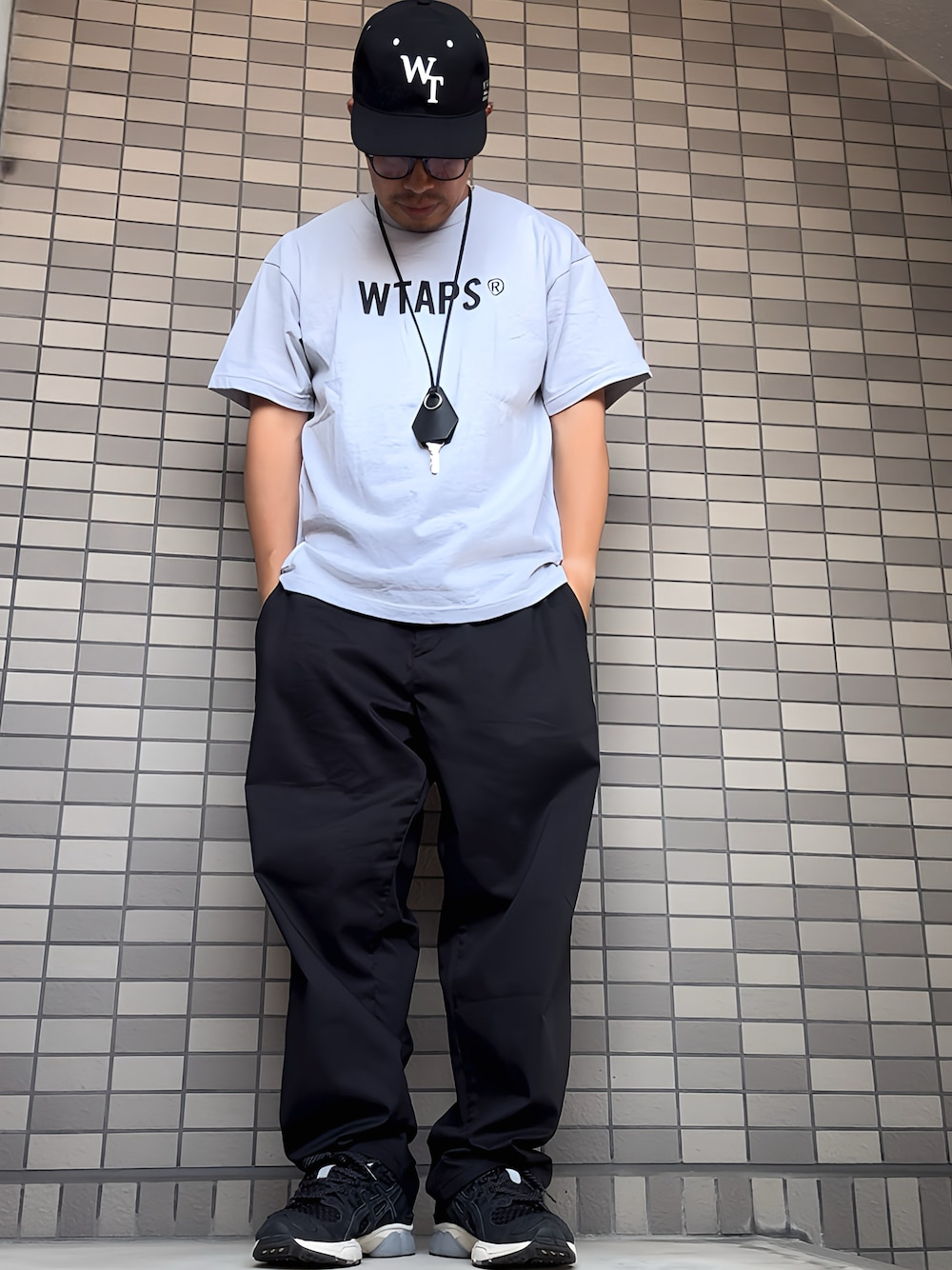「夏コーデ、大人カジュアル、リラックススタイル、スニーカー、大人コーデ、シンプルコーデ、GU、UNIQLO、wtaps、ennoy、スニーカーコーデ」｜「WTAPSのアイテム（キャップ、ブラック系）」を使った、おしゃれ交番さん（骨格ストレート・メンズ・169cm）の夏コーディネートの1枚目の写真