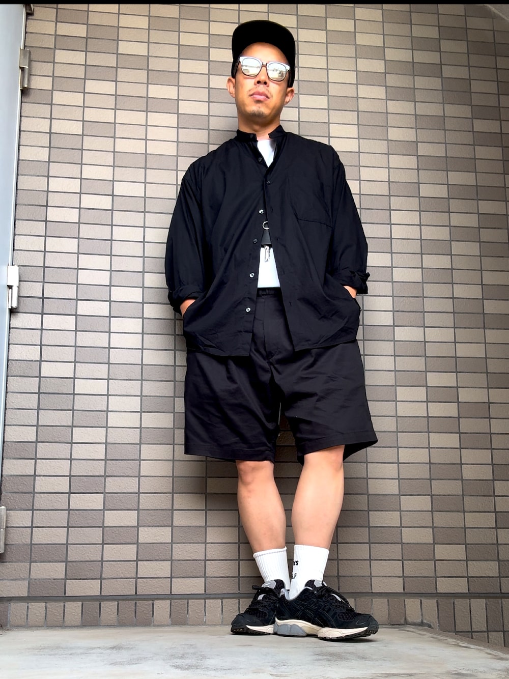 「夏コーデ、きれいめカジュアル、モノトーンコーデ、40代ファッション、白Tシャツ、お出かけコーデ、GU、スニーカーコーデ、おしゃれさんと繋がりたい、シャツスタイル、大人カジュアル、ブラック、wtaps、wtaps_daliypics」｜「WTAPSのアイテム（キャップ、ブラック系）」を使った、おしゃれ交番さん（骨格ストレート・メンズ・169cm）の夏コーディネートの1枚目の写真