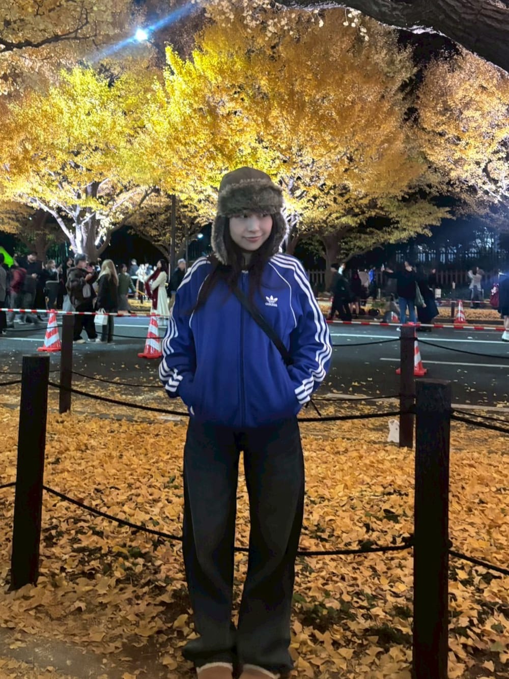 ブラウン系のサンダル、ブルー系のジャケット/アウター、ブラック系のバッグを着用したレディースの秋コーディネートの1枚目の写真