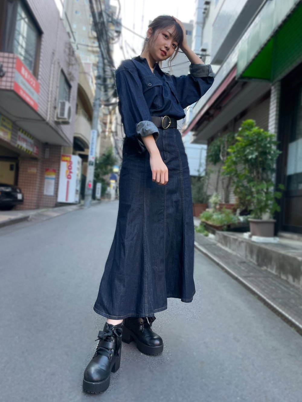 「デニム、セットアップ、デニムスカート、GU、プチプラ、休日コーデ、大人女子、マーメイドスカート、ブーツ、11月、高身長女子、高身長コーデ、デニムコーデ、デニムシャツ、デニムスタイル」｜「GUのアイテム（シャツ/ブラウス、ブルー系）」を使った、紗倉みくさん（レディース・165cm）の秋コーディネートの1枚目の写真