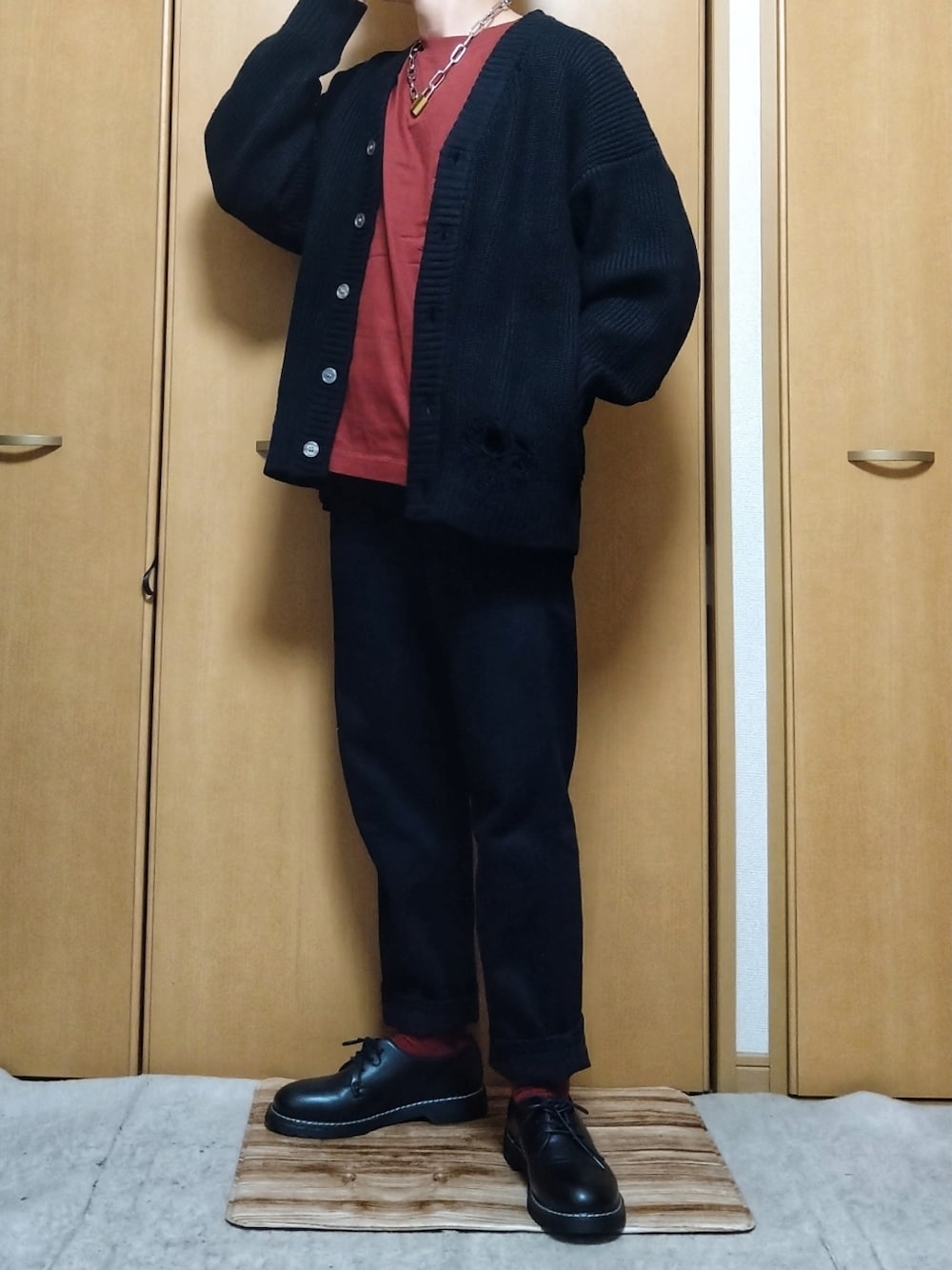 「はじめましてコーデ、おしゃれさんと繋がりたい、春コーデ、シンプルコーデ、カーディガン、ダメージニット、Tシャツ、デニム、ストレートデニム、革靴、赤、差し色、南京錠、高校生、モード」｜「UNIQLO Uのアイテム（デニムパンツ、ブラック系）」を使った、sotaさん（メンズ・170cm）の春コーディネートの1枚目の写真