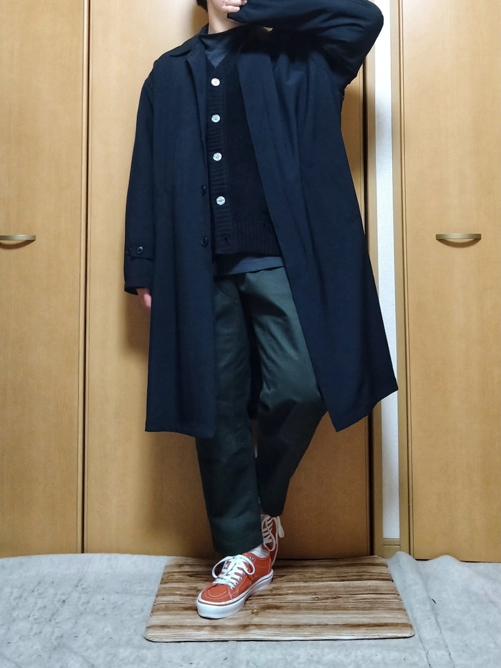 グリーン系のパンツ、ブラック系のカーディガン/ボレロ、グレー系のスウェットを着用したメンズの春コーディネートの1枚目の写真