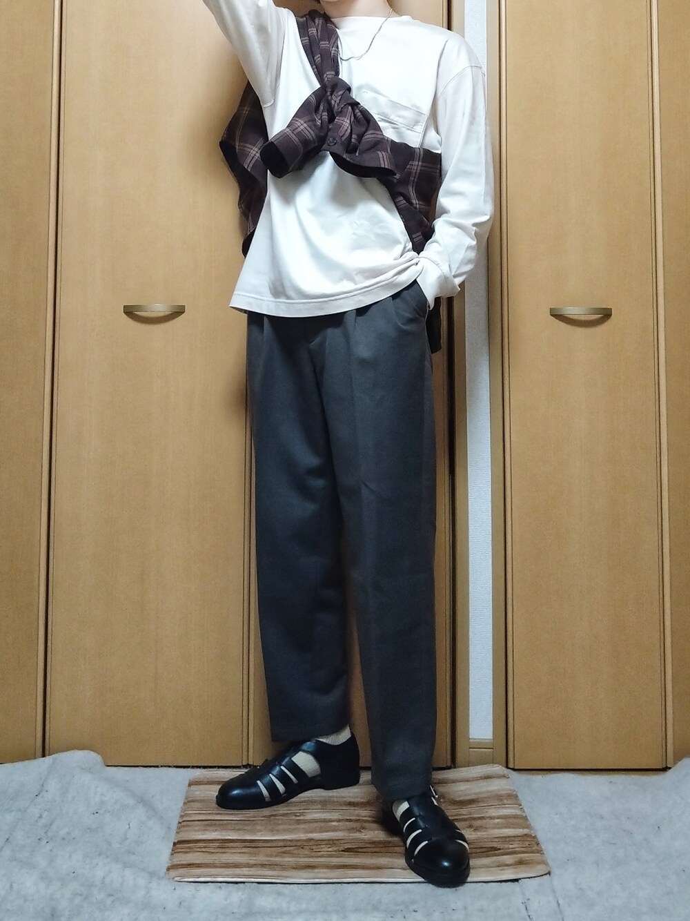 ブラウン系のシャツ/ブラウス、ベージュ系のTシャツ/カットソー、ブラウン系のその他パンツを着用したメンズの春コーディネートの1枚目の写真