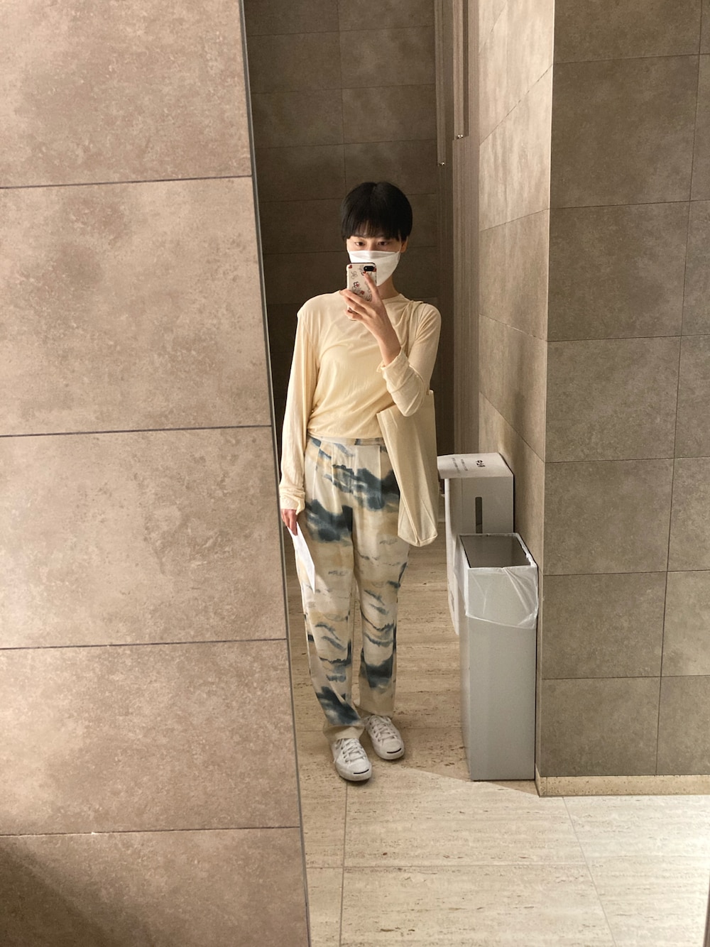 「6のアイテム（Tシャツ/カットソー、ベージュ系）」を使った、sさん（レディース・166cm）の春コーディネートの1枚目の写真