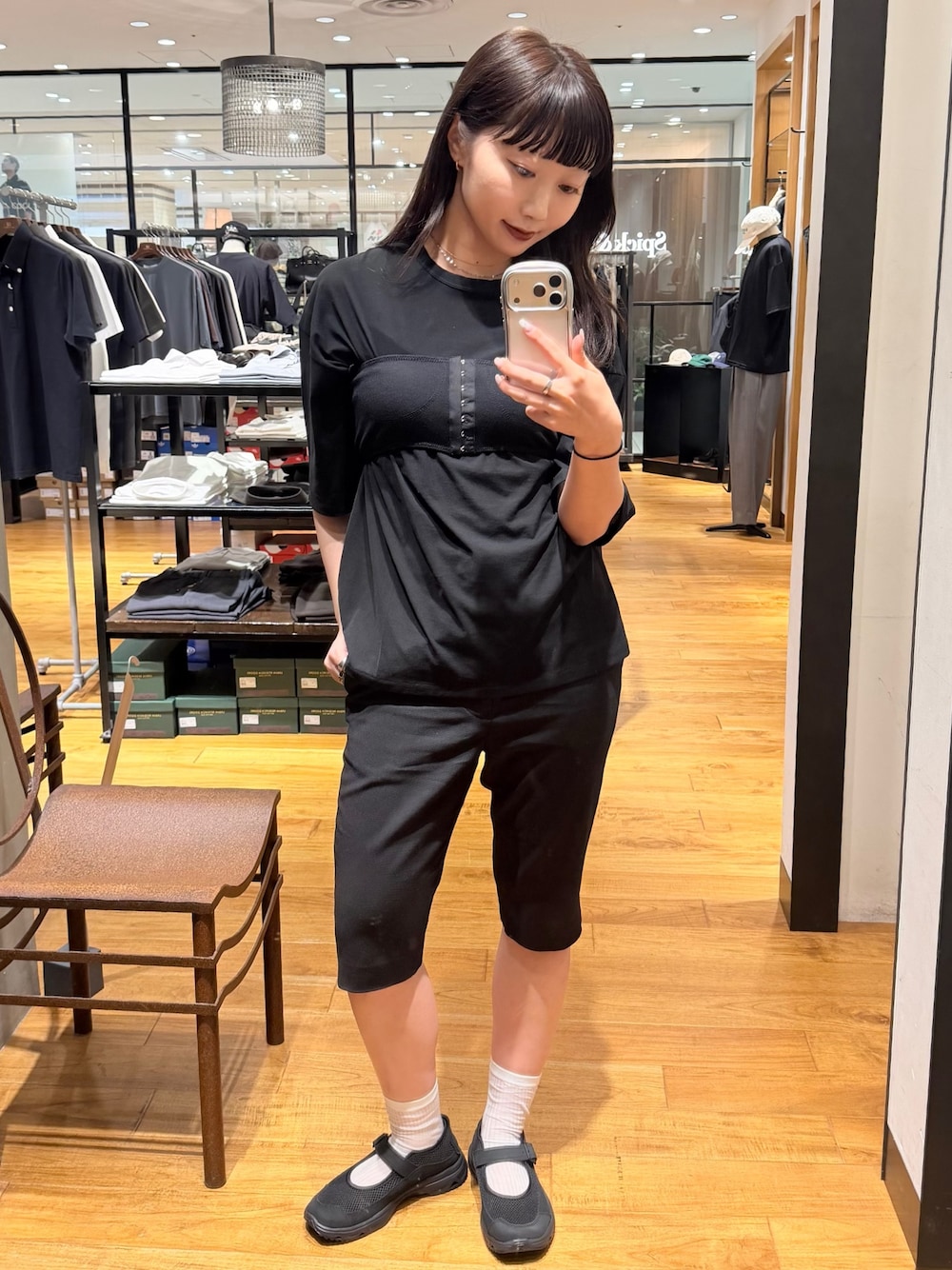 ブラック系のスニーカー、ブラック系のその他パンツ、ブラック系のTシャツ/カットソーを着用したレディースの春コーディネートの1枚目の写真
