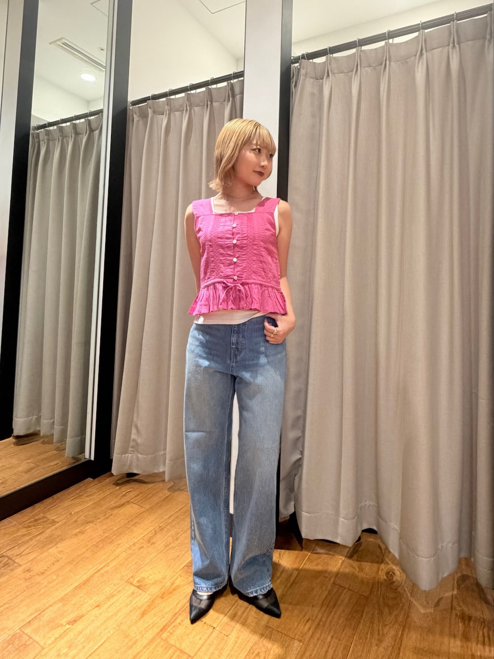ホワイト系のタンクトップ、ピンク系のシャツ/ブラウス、ブラック系のパンプスを着用したレディースの夏コーディネートの1枚目の写真