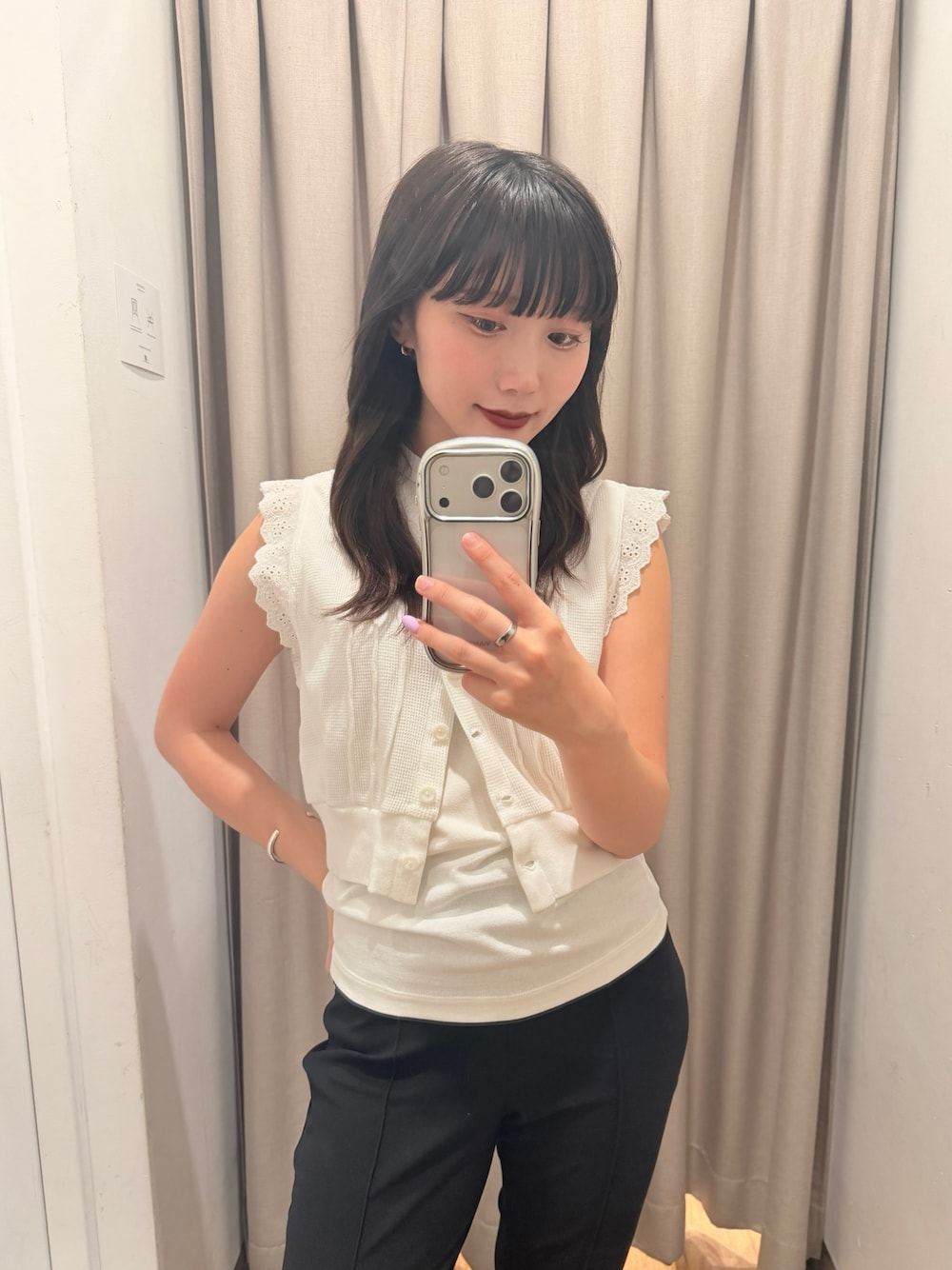 グレー系のスニーカー、ホワイト系のベスト、ホワイト系のタンクトップを着用したレディースの夏コーディネートの1枚目の写真