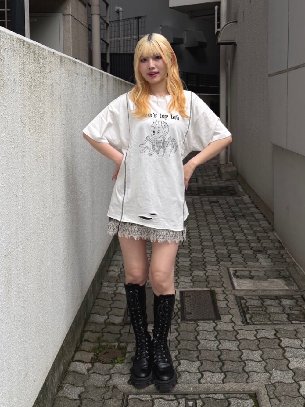 ブラック系のブーツ、ホワイト系のTシャツ/カットソー、ブラック系のワンピースを着用したレディースの夏コーディネートの1枚目の写真