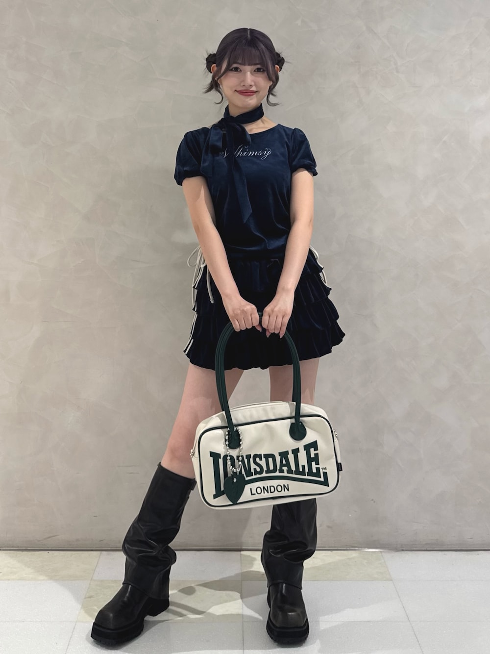 ブルー系のTシャツ/カットソー、ブルー系のスカート、ブラック系のブーツを着用したレディースの秋コーディネートの1枚目の写真