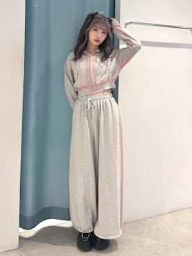「jouetie（ジュエティ）のスタッズコンパクトジップフーディ【セットアップ対応】（その他トップス、グレー系）」を使った、SAKURAKOさん（レディース・161cm）の春コーディネート