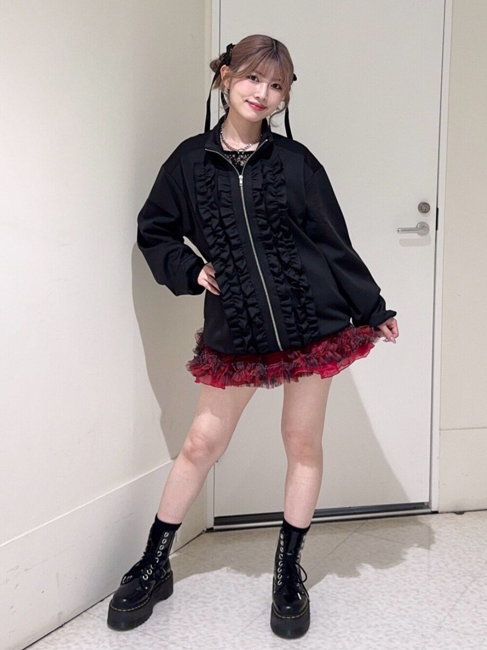 ブラック系のブーツ、ブラック系のジャージ、ブラック系のTシャツ/カットソーを着用したレディースの秋コーディネートの1枚目の写真