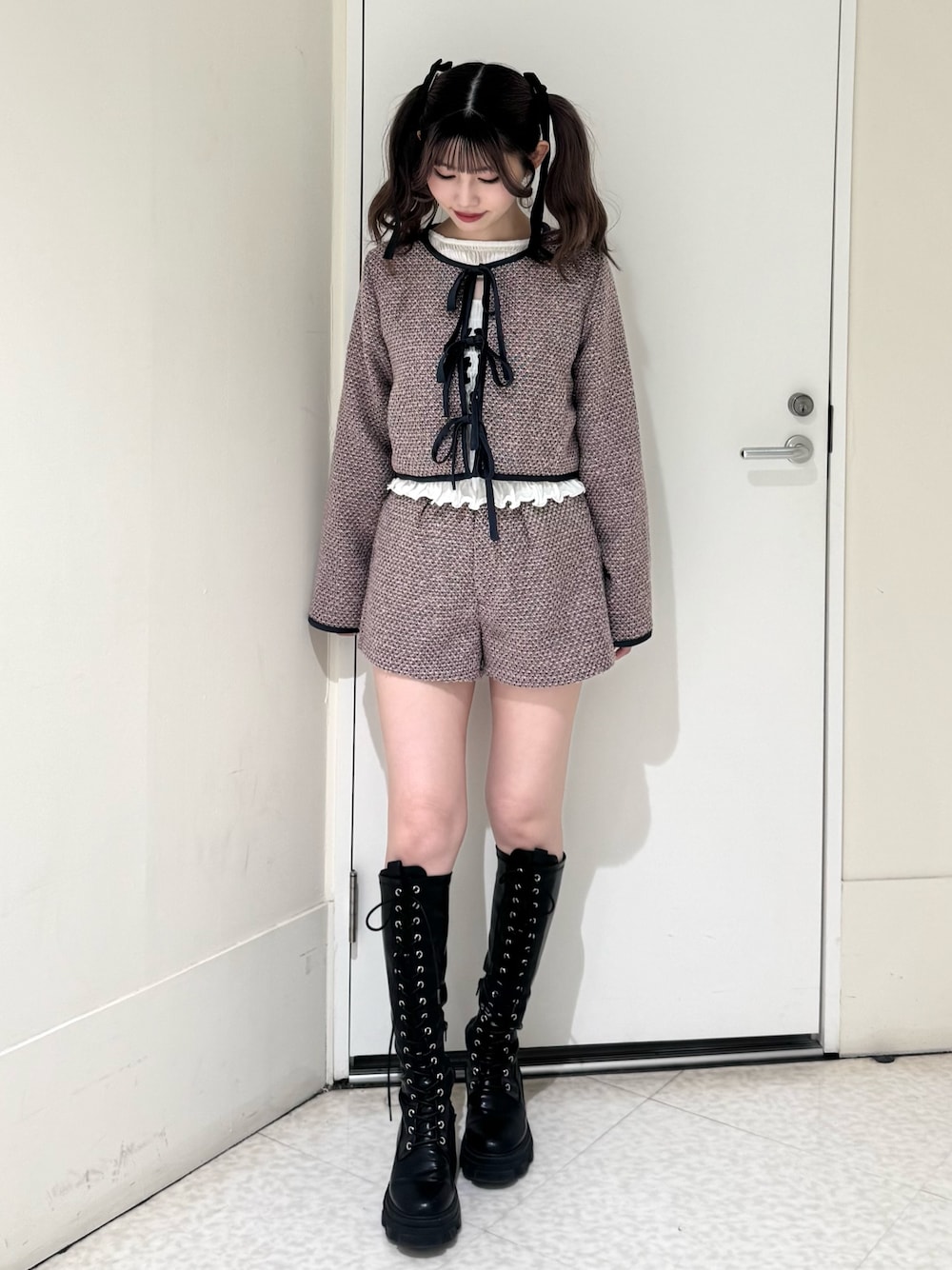 ピンク系のノーカラージャケット、ピンク系のその他パンツ、ホワイト系のTシャツ/カットソーを着用したレディースの春コーディネートの1枚目の写真