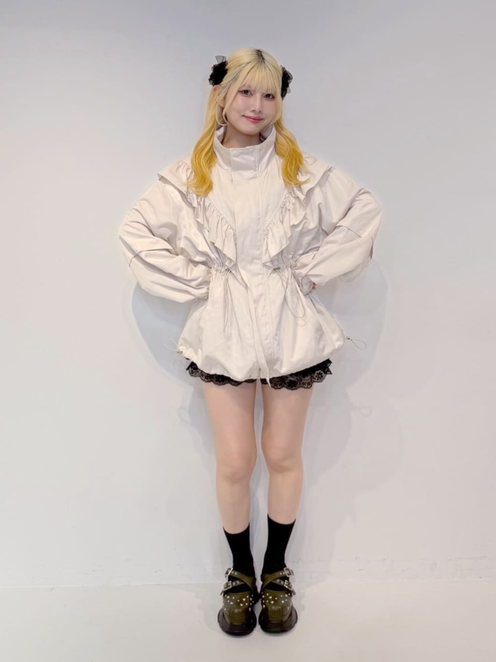 グリーン系のサンダル、ブラック系のその他パンツ、ホワイト系のブルゾンを着用したレディースの夏コーディネートの1枚目の写真