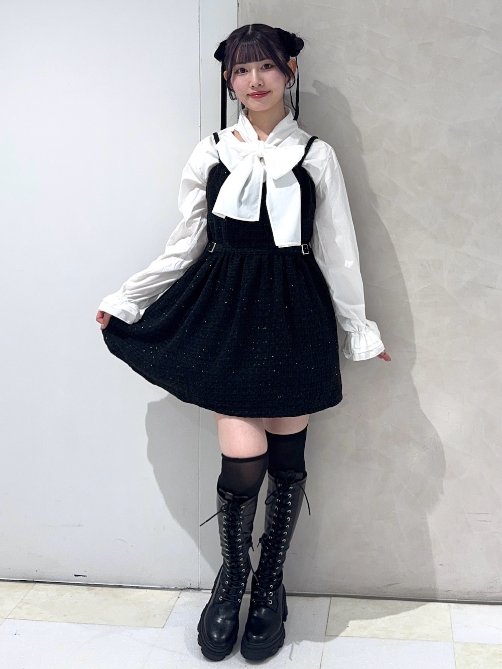 ホワイト系のシャツ/ブラウス、ブラック系のワンピース、ブラック系のブーツを着用したレディースの秋コーディネートの1枚目の写真