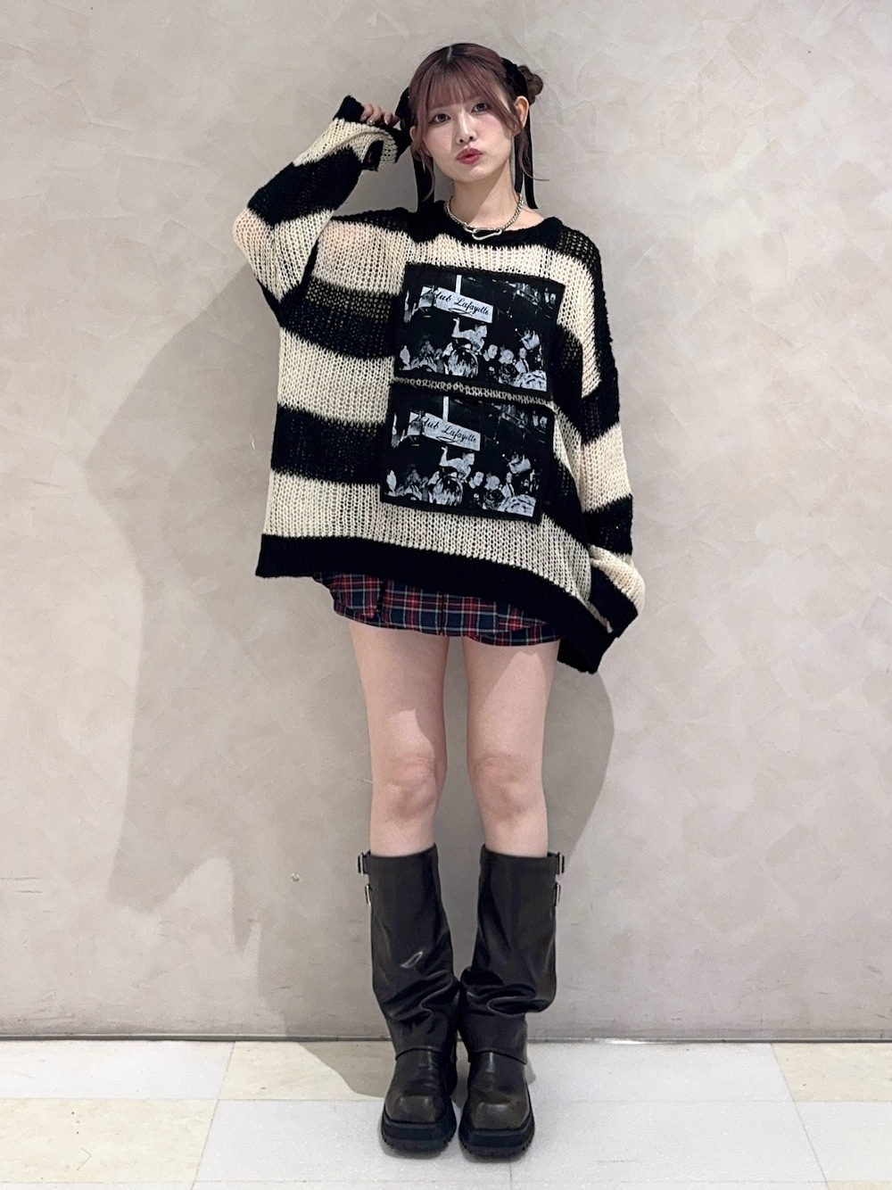 ブルー系のスカート、ブラック系のブーツ、その他のニット/セーターを着用したレディースの秋コーディネートの1枚目の写真