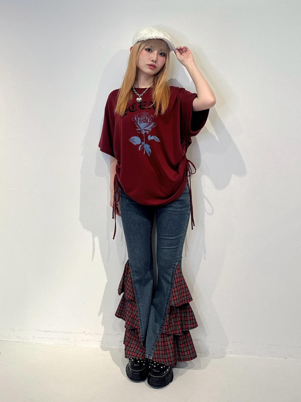 レッド系のTシャツ/カットソー、ブルー系のデニムパンツ、ブラック系のサンダルを着用したレディースの夏コーディネートの1枚目の写真
