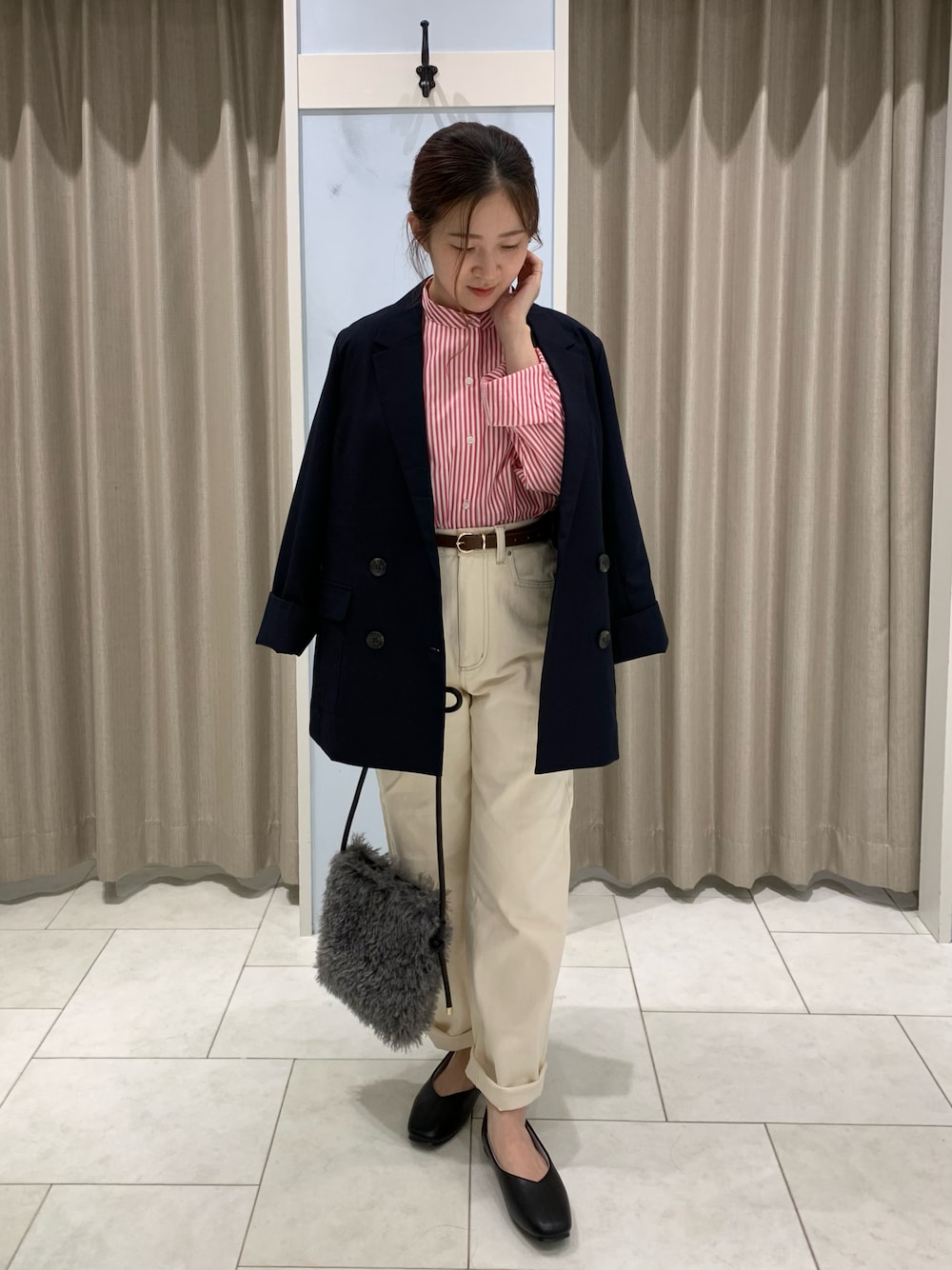 レッド系のシャツ/ブラウス、ブルー系のノーカラージャケット、ホワイト系のデニムパンツを着用したレディースの秋コーディネートの1枚目の写真